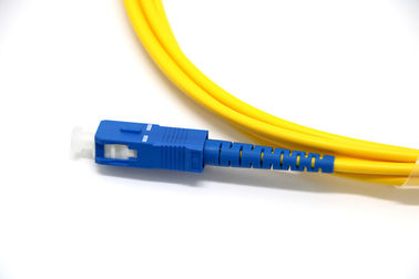La toppa gialla della fibra del singolo modo cabla 9/125 di lunghezza su misura connettore UPC/dello Sc