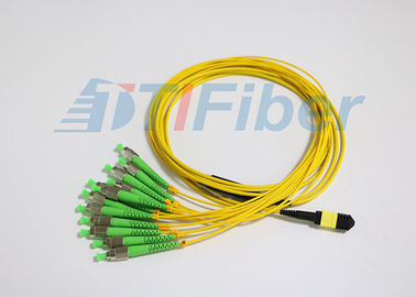 Il centro MPO di giallo 12 ai cavi a fibra ottica della toppa di FC per la rete delle Telecomunicazioni