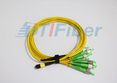 Il centro MPO di giallo 12 ai cavi a fibra ottica della toppa di FC per la rete delle Telecomunicazioni